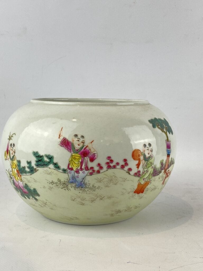 Bassin Lenticulaire en porcelaine à décor émaillé dans le style de la "Famille…