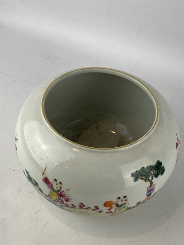 Bassin Lenticulaire en porcelaine à décor émaillé dans le style de la "Famille…
