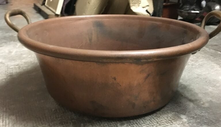 Bassine ronde en cuivre à deux anses. - Diamètre: 46 cm.