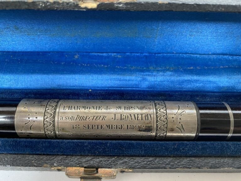 Baton de chef de musique gravé "L'harmonie de Suresnes à son directeur J Bonnet…