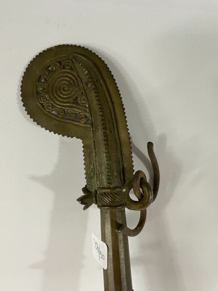 Bâton de procession en bois et bronze à motif ajouré - Inde ou Tibet, XXe siècl…