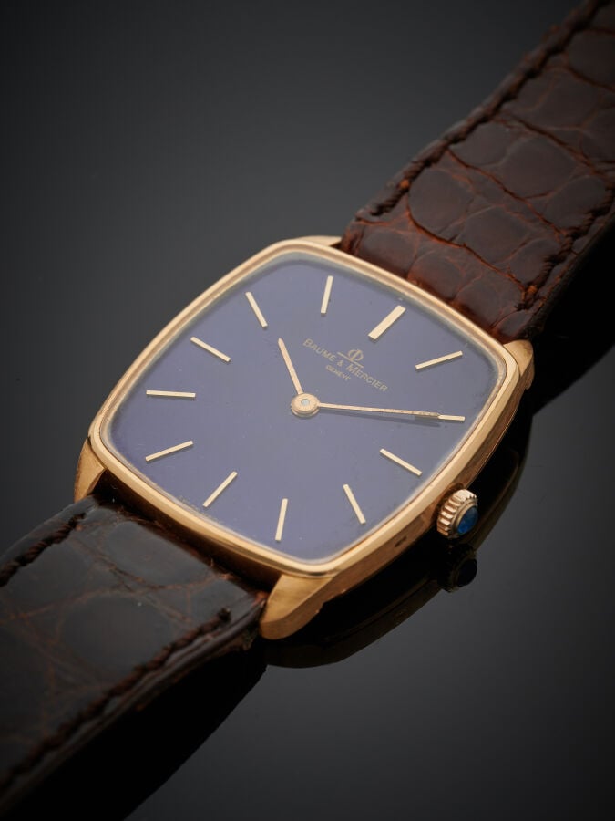 BAUME & MERCIER - BRACELET MONTRE de forme coussin en or jaune (750‰). Cadran é…