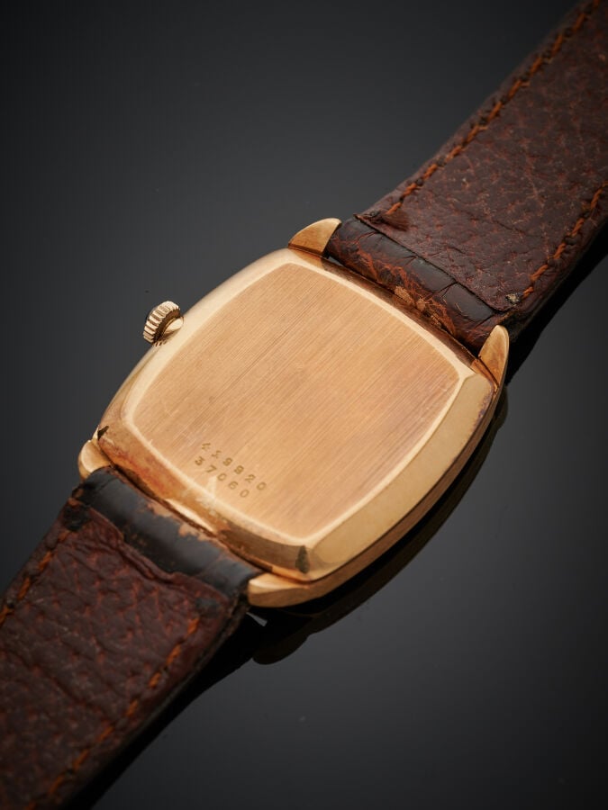 BAUME & MERCIER - BRACELET MONTRE de forme coussin en or jaune (750‰). Cadran é…