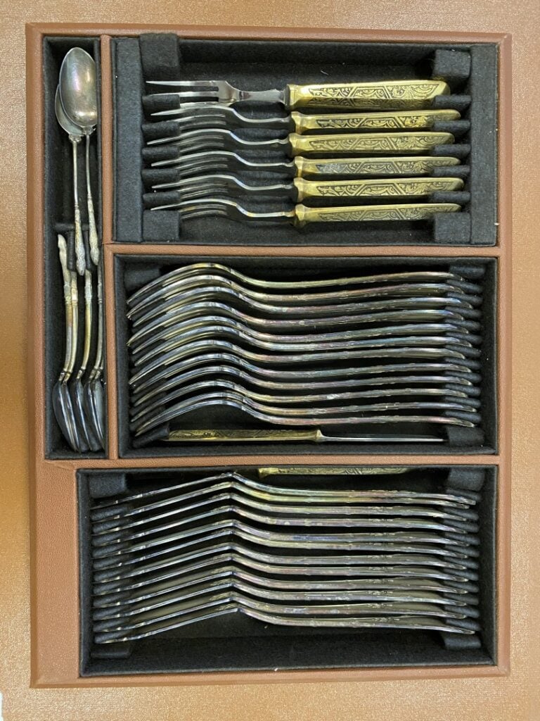 BAYARD. - Ménagère de table en métal argenté, modèle à filets à croisillons feu…