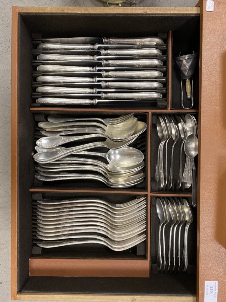 BAYARD. - Ménagère de table en métal argenté, modèle à filets à croisillons feu…