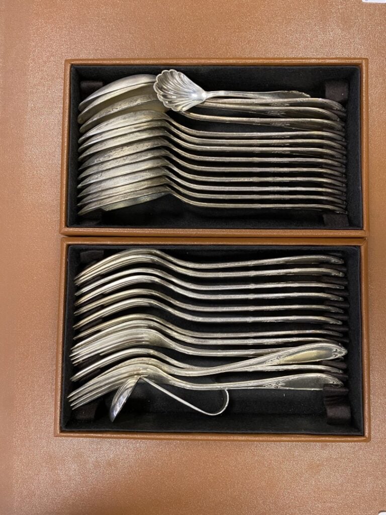 BAYARD. - Ménagère de table en métal argenté, modèle à filets à croisillons feu…