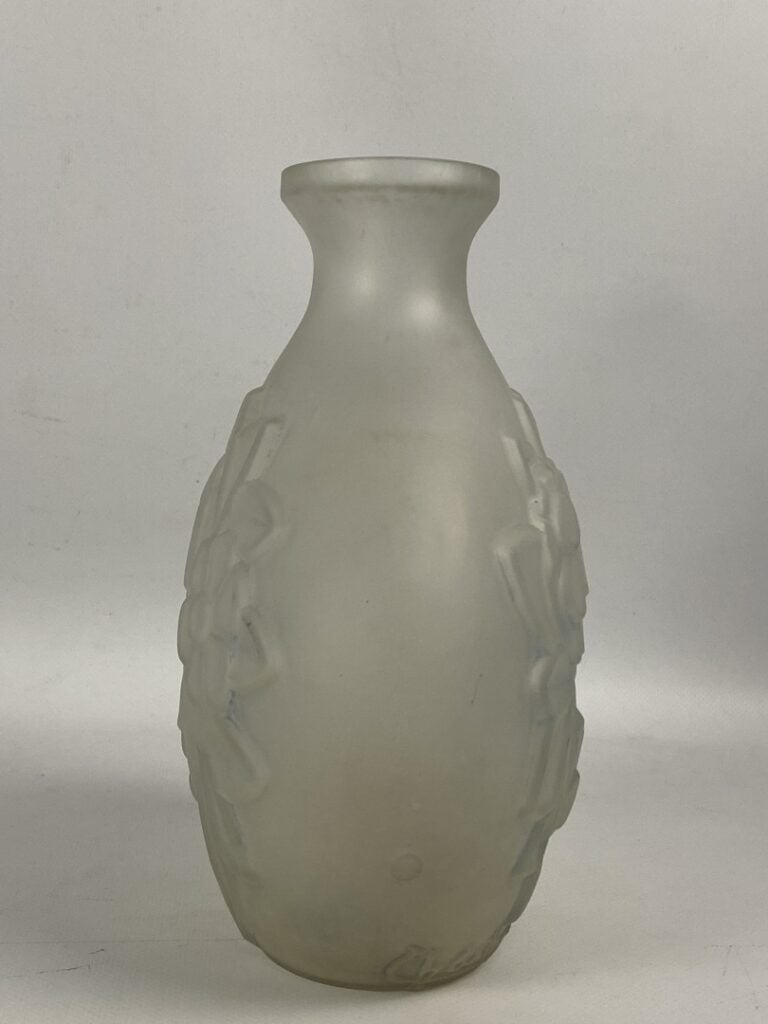 BELGIQUE. - Vase à panse méplate et col évasé en verre moulé-pressé à décor flo…