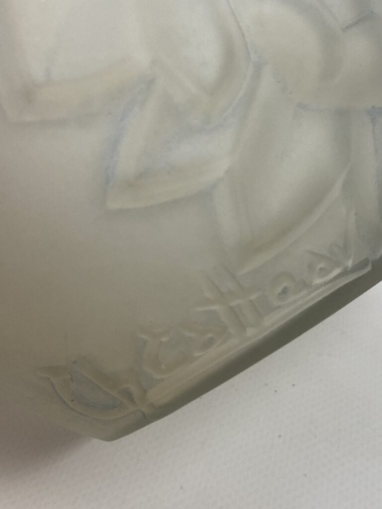 BELGIQUE. - Vase à panse méplate et col évasé en verre moulé-pressé à décor flo…