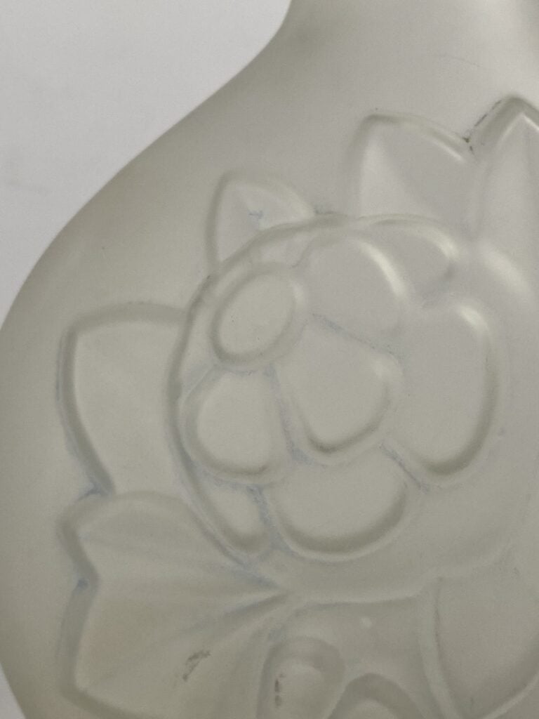 BELGIQUE. - Vase à panse méplate et col évasé en verre moulé-pressé à décor flo…