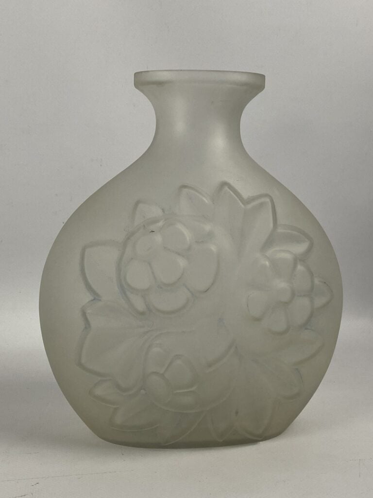 BELGIQUE. - Vase à panse méplate et col évasé en verre moulé-pressé à décor flo…
