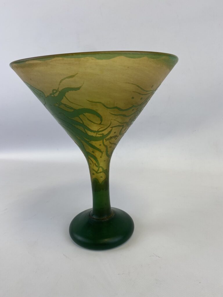 BENDOR - Coupe sur pied en verre coloré vert et jaune à décor de méduses - H: 2…