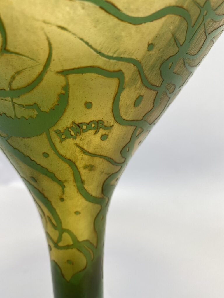 BENDOR - Coupe sur pied en verre coloré vert et jaune à décor de méduses - H: 2…