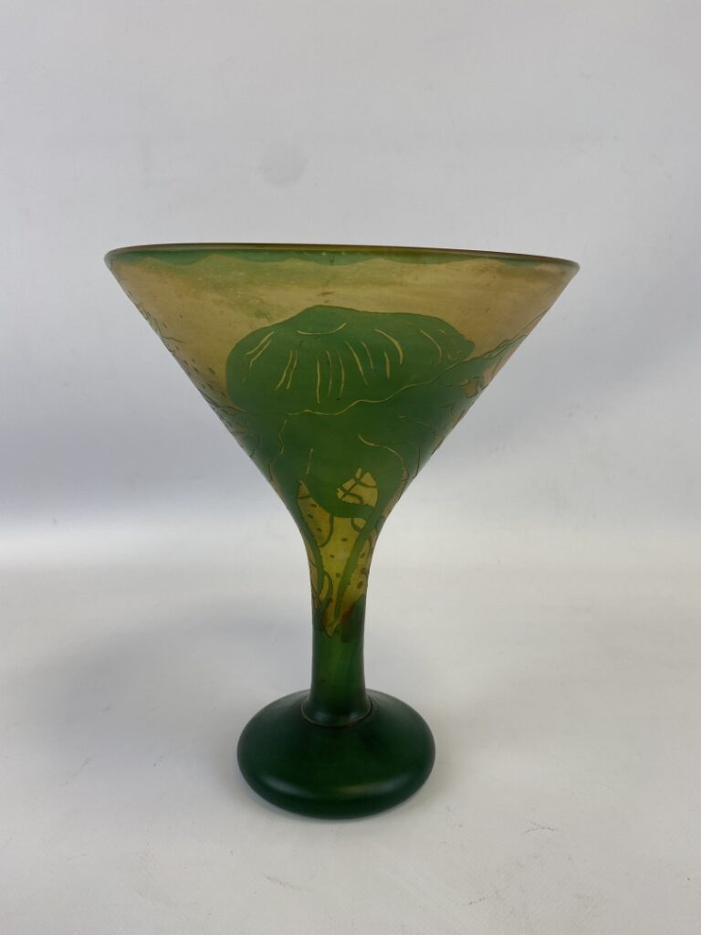 BENDOR - Coupe sur pied en verre coloré vert et jaune à décor de méduses - H: 2…