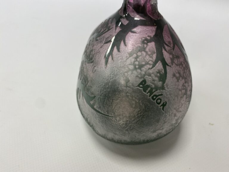 BENDOR. - Vase soliflore en verre à décor dégagé à l'acide. - Hauteur: 25 cm.…
