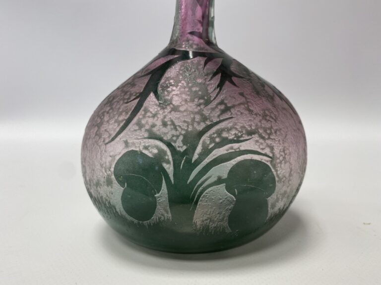 BENDOR. - Vase soliflore en verre à décor dégagé à l'acide. - Hauteur: 25 cm.…