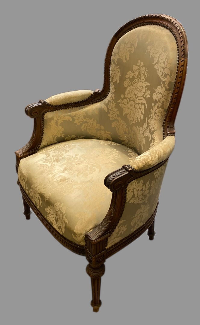 Bergère en noyer mouluré et sculpté d'une frise rubanée, piastres et feuilles d…