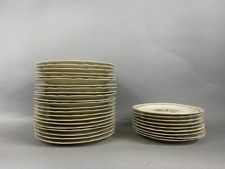 BERNARDAUD à Limoges - Partie de service de table modèle "Chevreuse"en faïence…