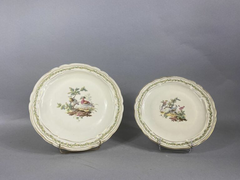 BERNARDAUD à Limoges - Partie de service de table modèle "Chevreuse"en faïence…