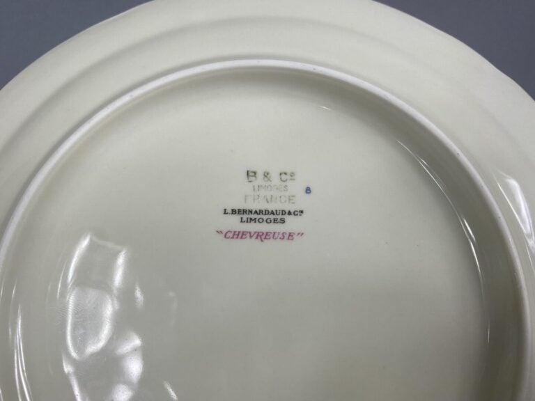 BERNARDAUD à Limoges - Partie de service de table modèle "Chevreuse"en faïence…