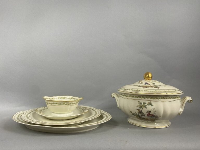 BERNARDAUD à Limoges - Partie de service de table modèle "Chevreuse"en faïence…