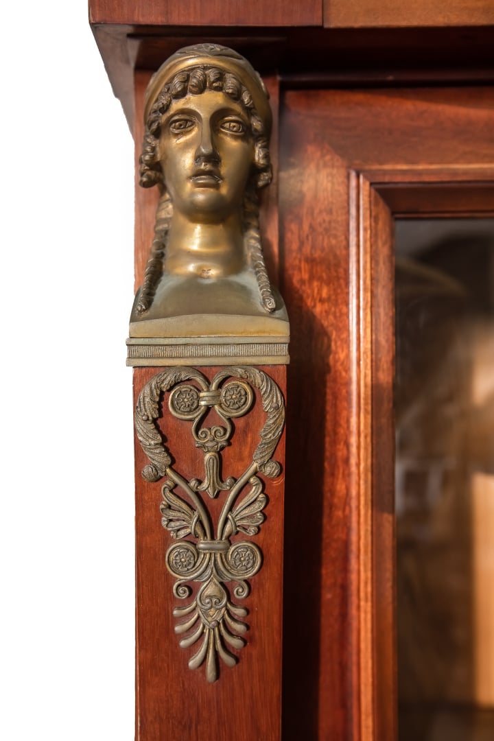 Bibliothèque en acajou et placage d'acajou, ouvrant par trois portes vitrées, m…