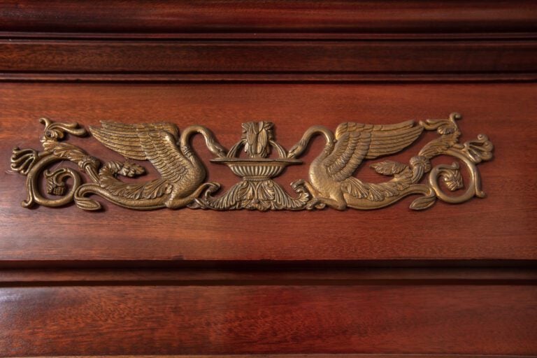 Bibliothèque en acajou et placage d'acajou, ouvrant par trois portes vitrées, m…
