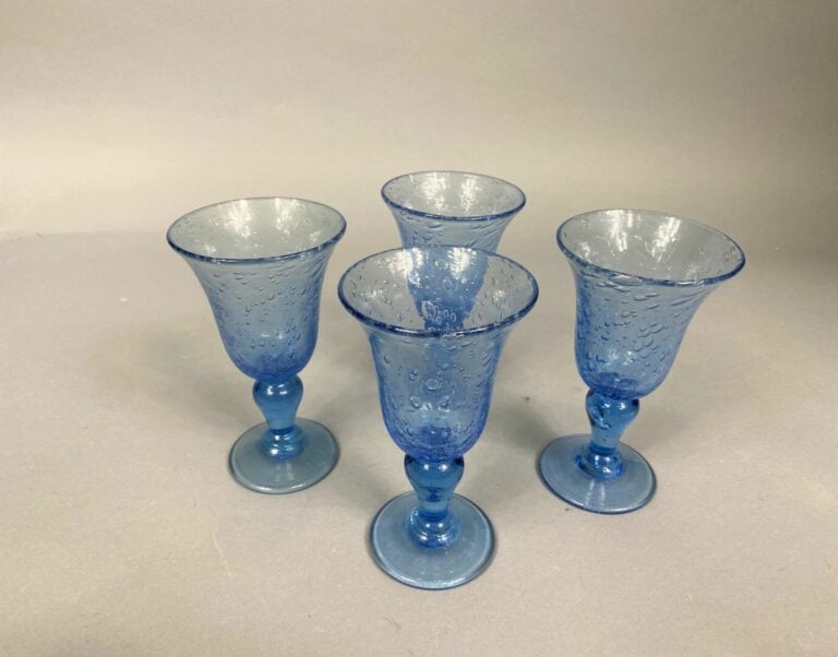 BIOT - Partie de service de verres comprenant huit verres (deux tailles) coloré…