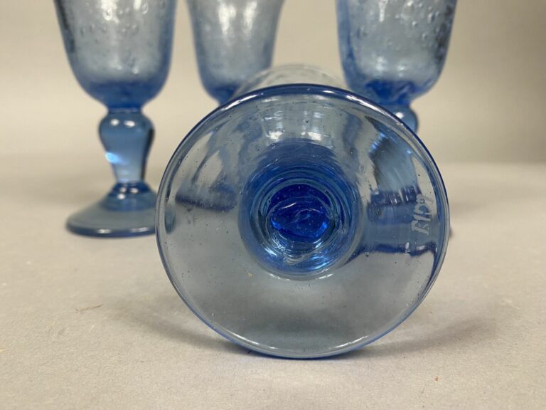 BIOT - Partie de service de verres comprenant huit verres (deux tailles) coloré…