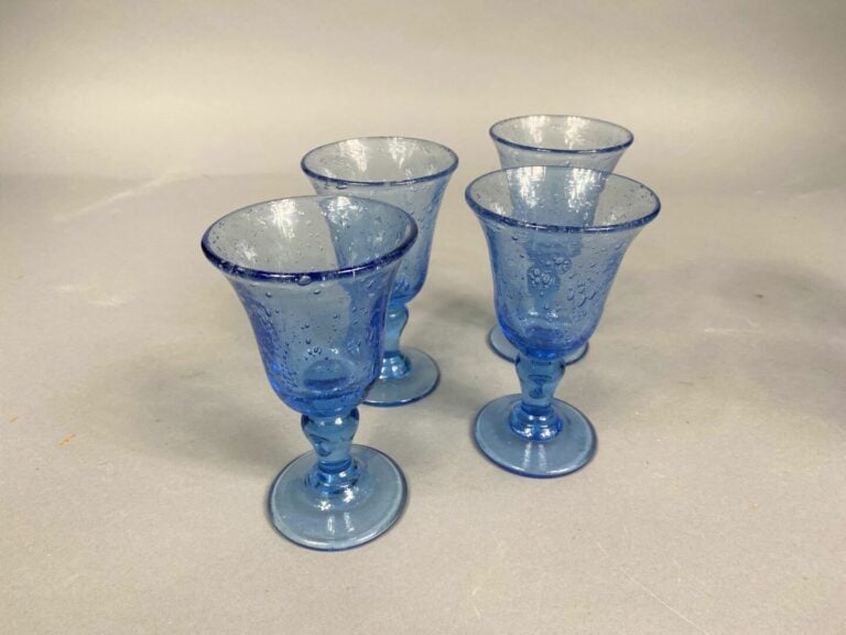 BIOT - Partie de service de verres comprenant huit verres (deux tailles) coloré…