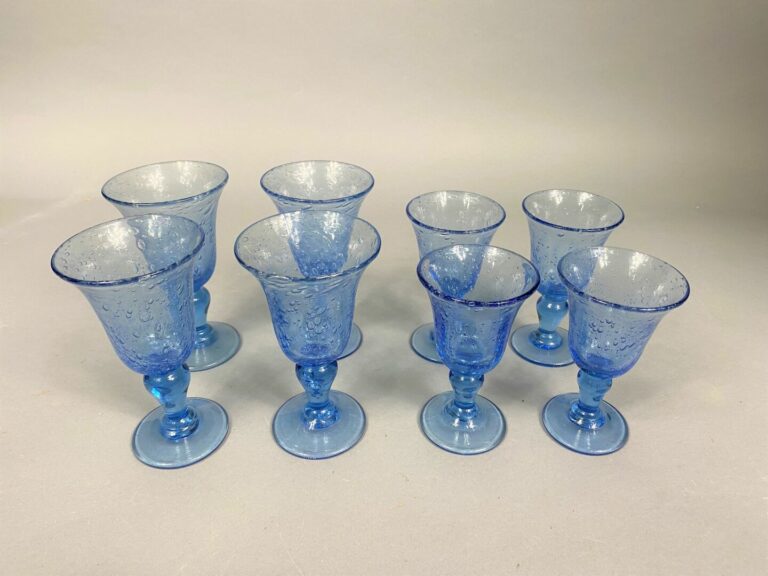 BIOT - Partie de service de verres comprenant huit verres (deux tailles) coloré…