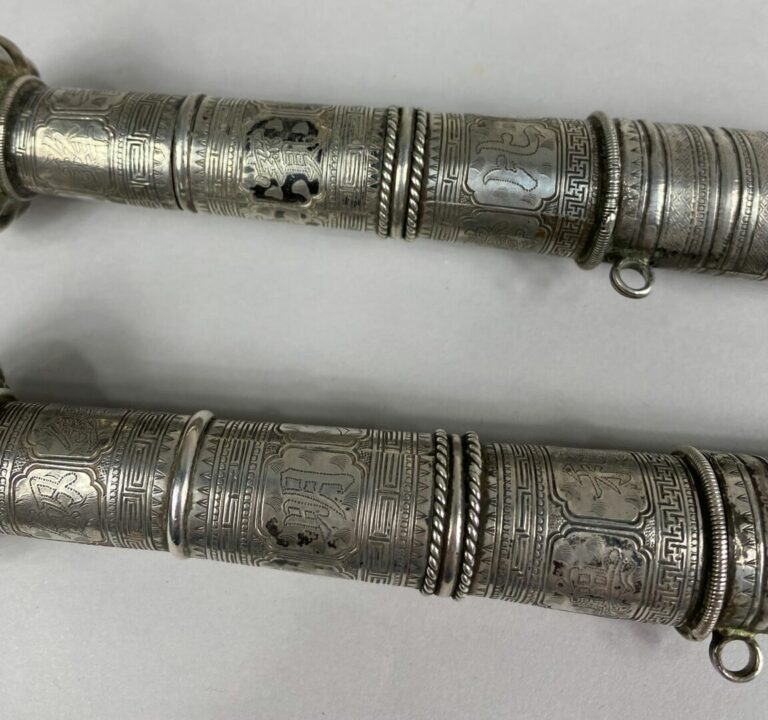 BIRMANIE - Ensemble de deux petits sabres en bois et métal argenté ou argent ba…