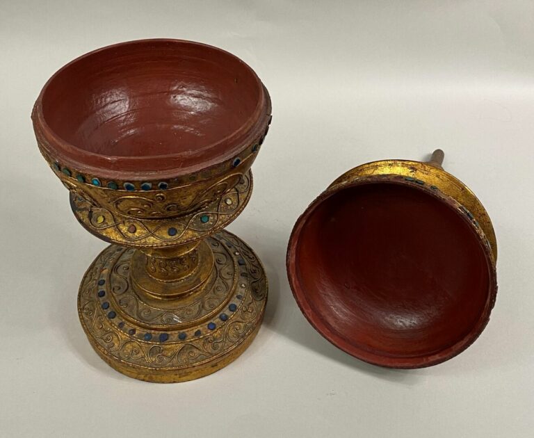 BIRMANIE - XXe siècle - Boîte à offrandes (hsun-ok) en bois laqué doré et incru…