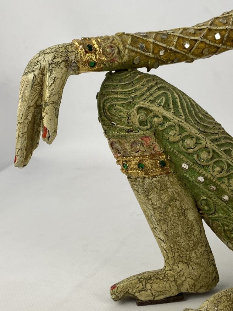 BIRMANIE, XXe siècle - Grande sculpture en bois polychrome orné de morceaux de…