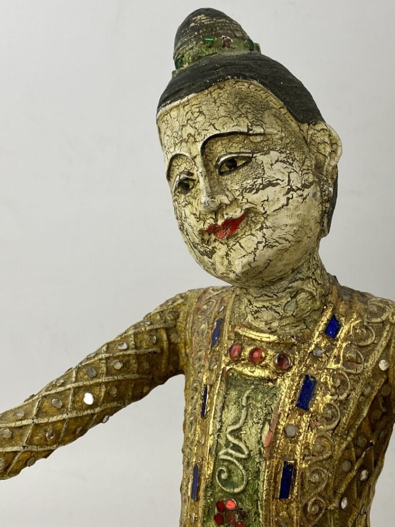 BIRMANIE, XXe siècle - Grande sculpture en bois polychrome orné de morceaux de…