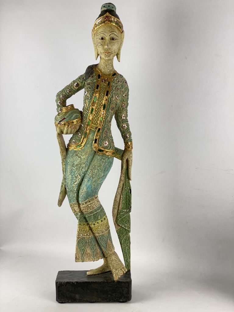 BIRMANIE, XXe siècle - Grande sculpture en bois polychrome orné de morceaux de…