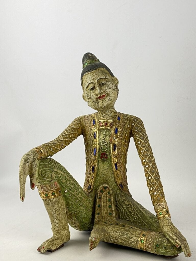 BIRMANIE, XXe siècle - Grande sculpture en bois polychrome orné de morceaux de…