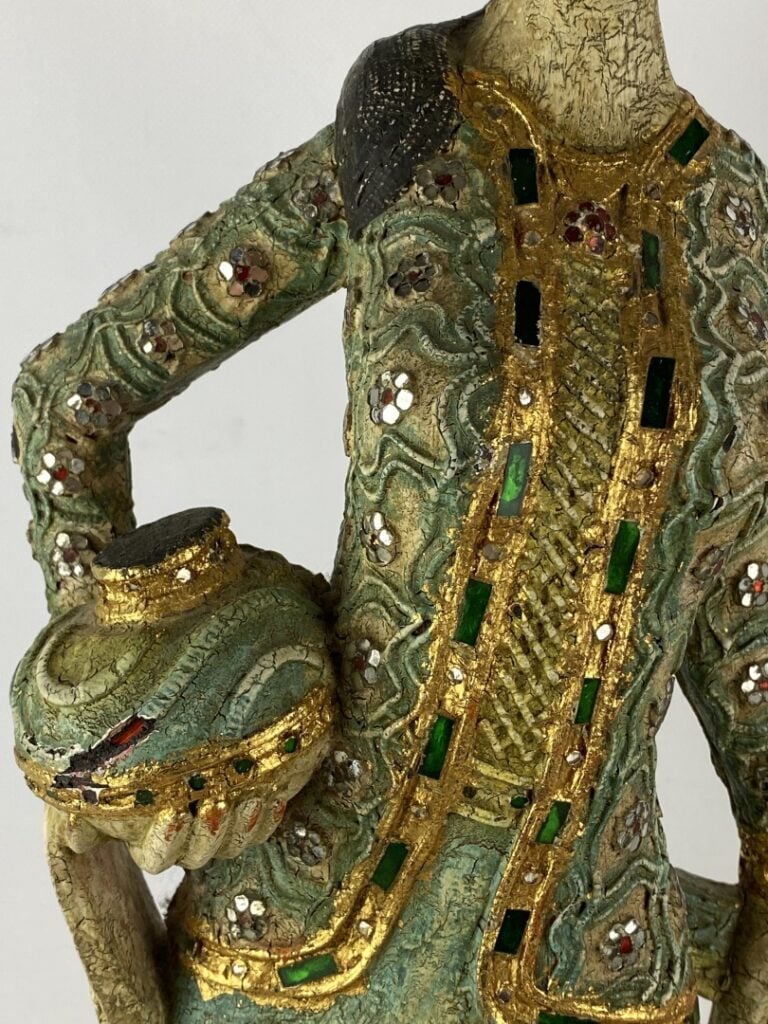 BIRMANIE, XXe siècle - Grande sculpture en bois polychrome orné de morceaux de…