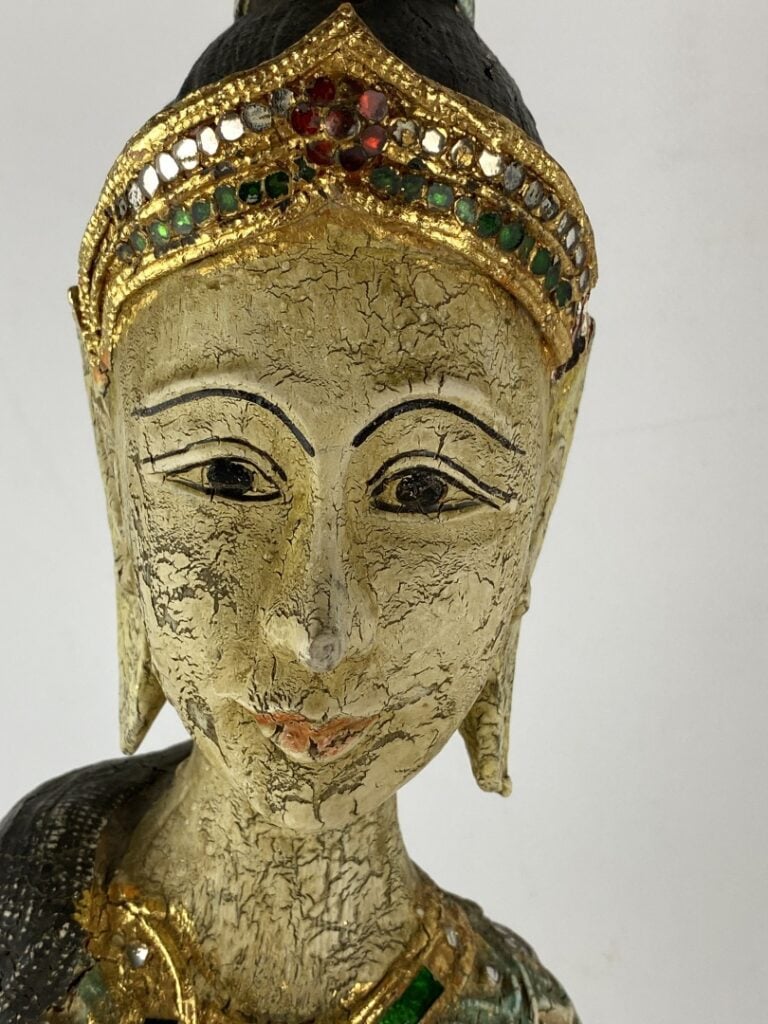 BIRMANIE, XXe siècle - Grande sculpture en bois polychrome orné de morceaux de…