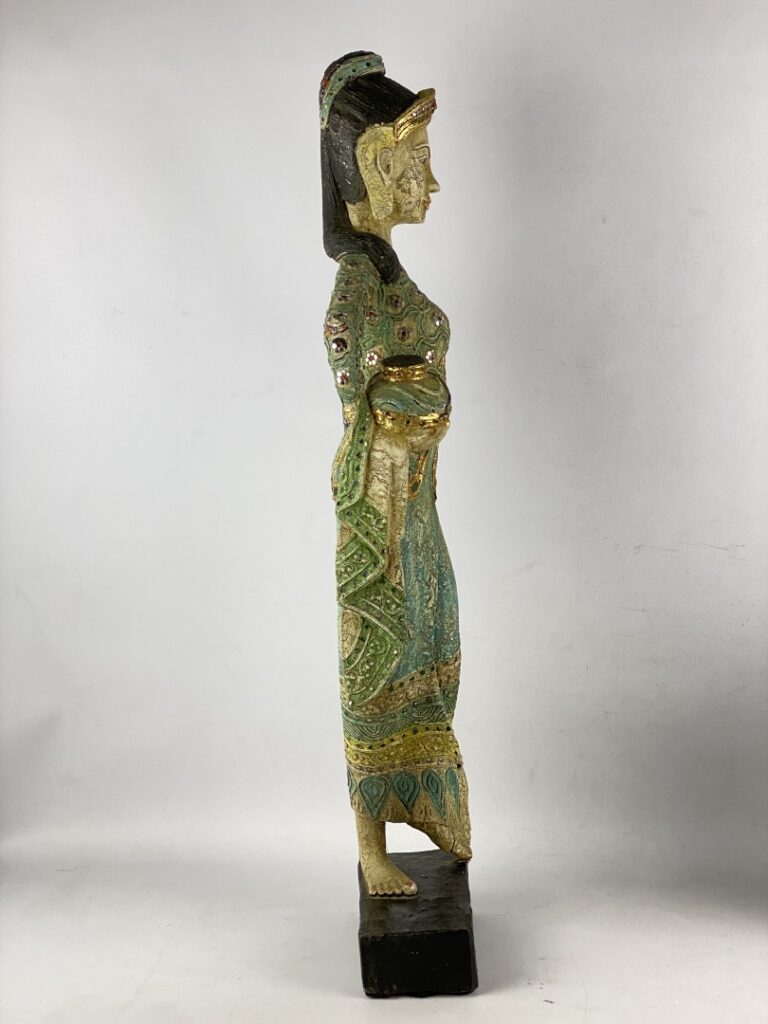 BIRMANIE, XXe siècle - Grande sculpture en bois polychrome orné de morceaux de…