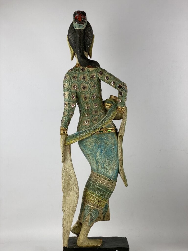 BIRMANIE, XXe siècle - Grande sculpture en bois polychrome orné de morceaux de…