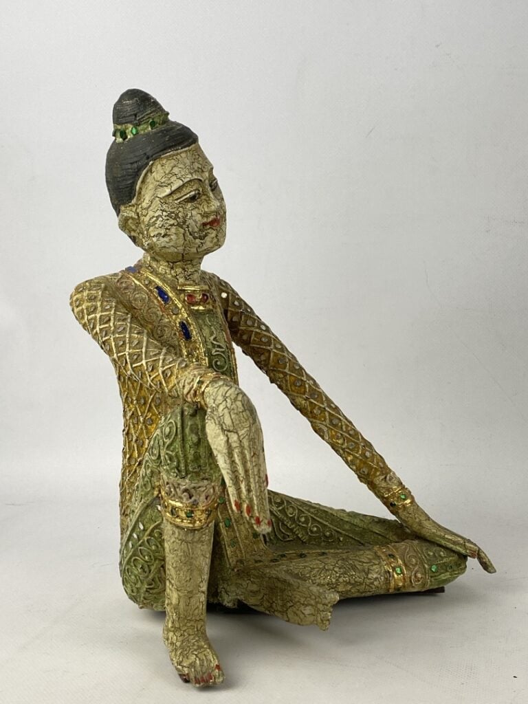 BIRMANIE, XXe siècle - Grande sculpture en bois polychrome orné de morceaux de…
