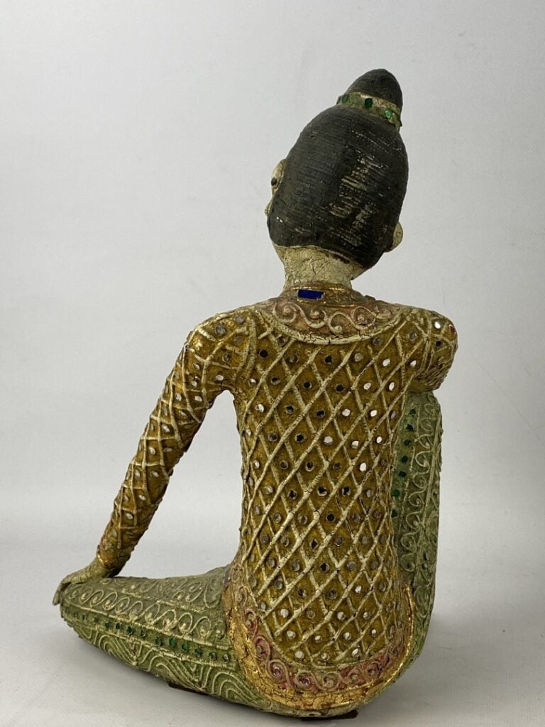 BIRMANIE, XXe siècle - Grande sculpture en bois polychrome orné de morceaux de…