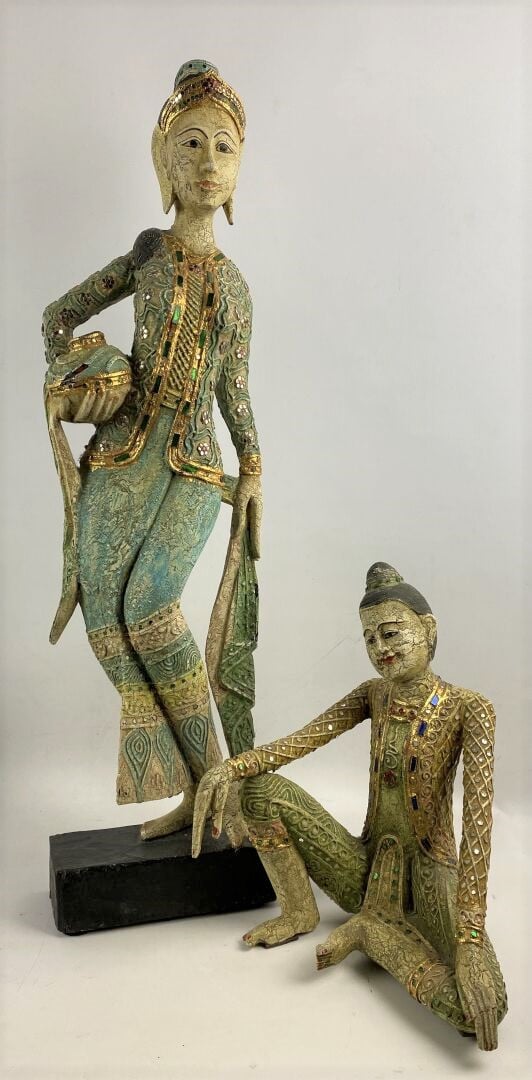 BIRMANIE, XXe siècle - Grande sculpture en bois polychrome orné de morceaux de…