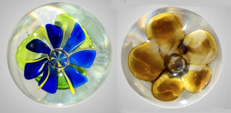 Bohême.Deux presse-papiers à motif de fleur en 3 dimensions et bulle centrale.D…