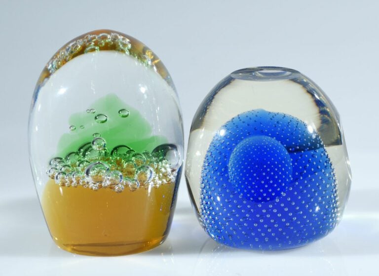 Bohême. Deux presse-papiers ovoïdes, l'un à décor de bulles sur fond ambré, le…