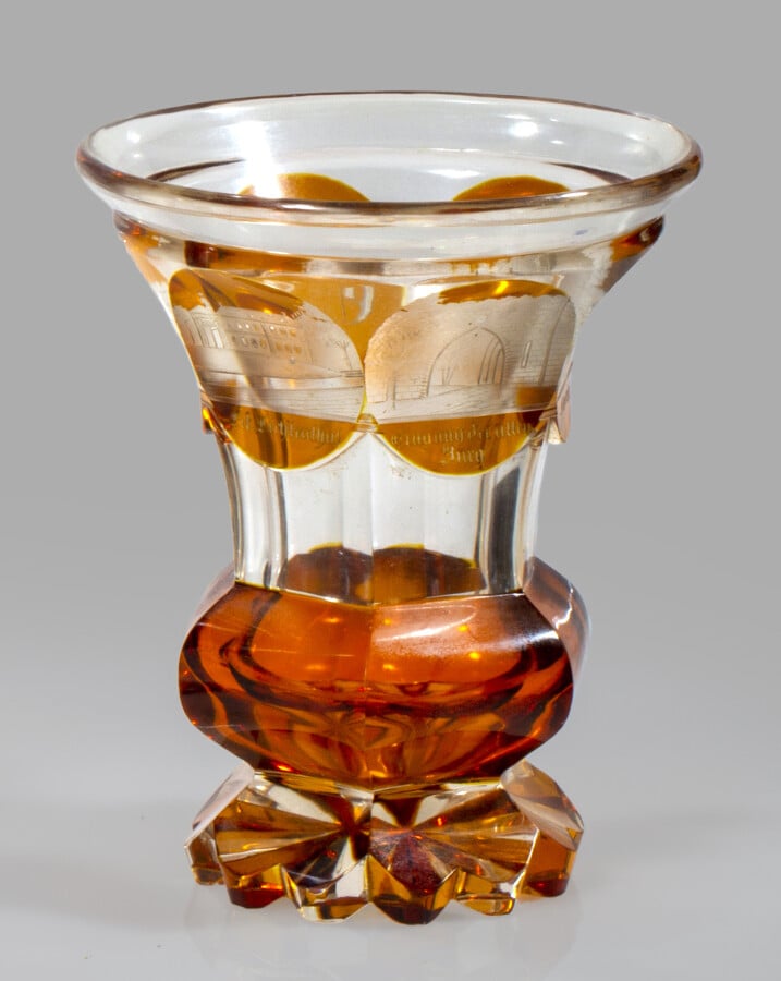 Bohême. Gobelet à base excroissante dentelée en verre taillé d'un bandeau de lo…