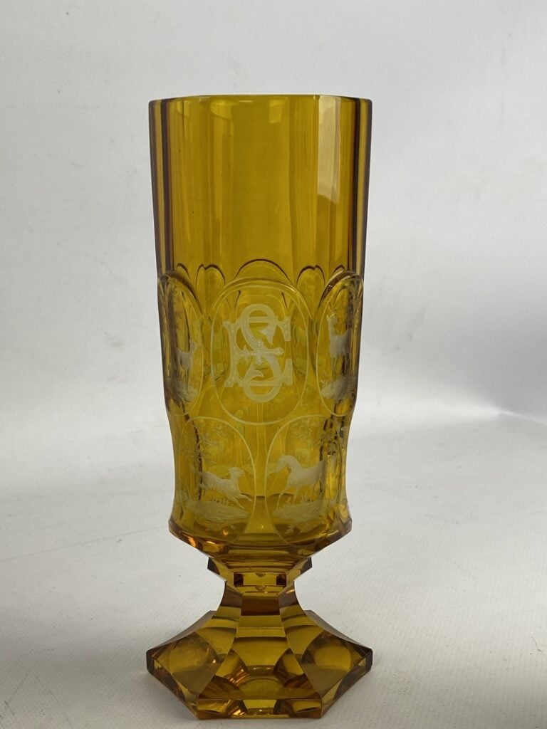 BOHÊME - Paire de vases sur piédouche à pans coupés en cristal ambré à décor gr…