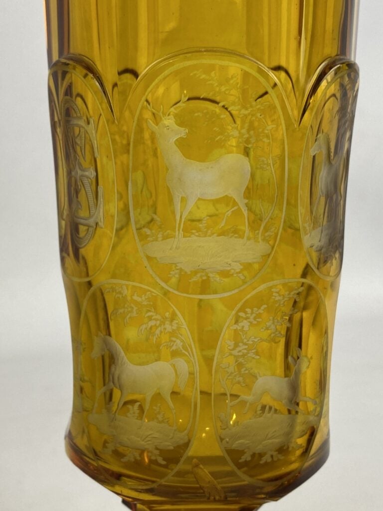 BOHÊME - Paire de vases sur piédouche à pans coupés en cristal ambré à décor gr…