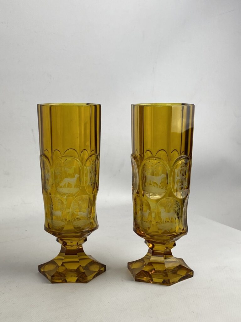BOHÊME - Paire de vases sur piédouche à pans coupés en cristal ambré à décor gr…