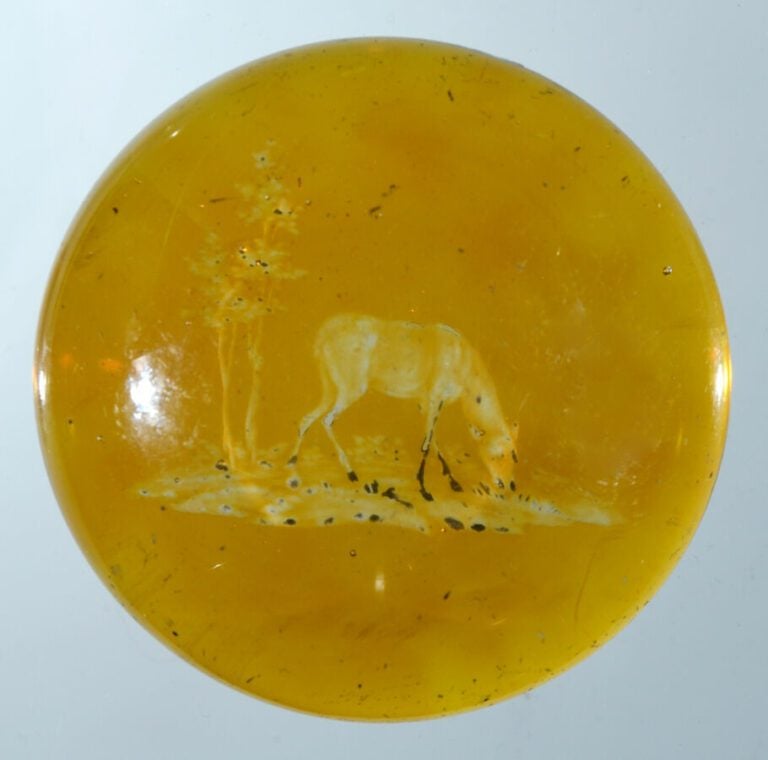 Bohême. Presse-papiers à fond ambre gravé d'une biche dans un décor agreste. Di…
